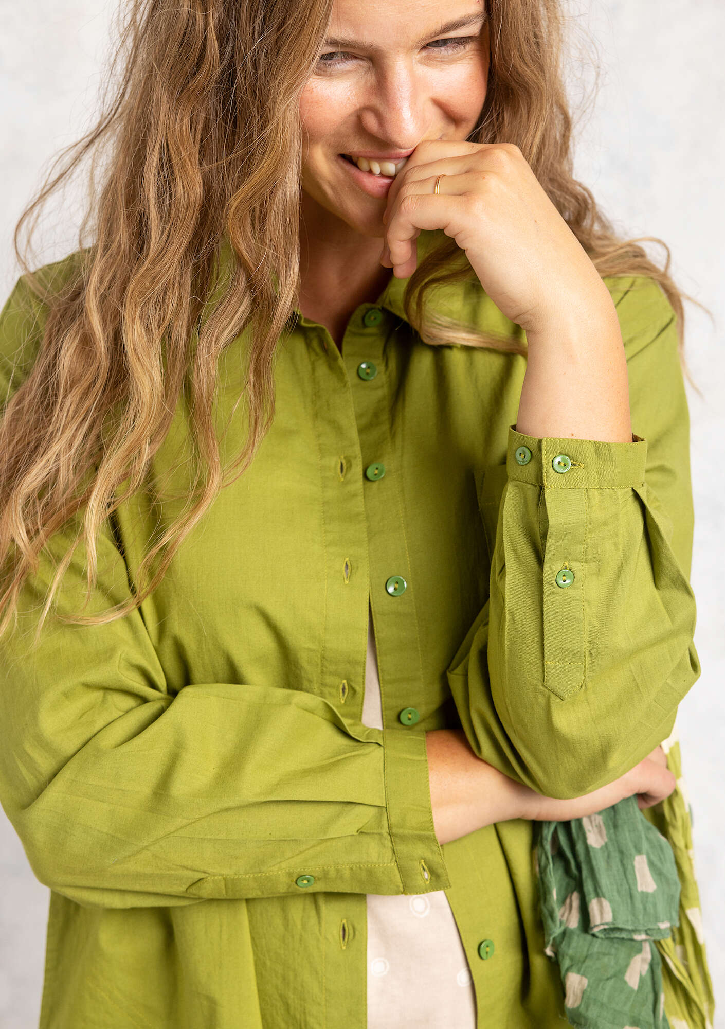 Vævet oversize-skjorte  Hi  i økologisk bomuld birkeblad thumbnail