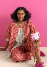 Pantalon tissé ”Vendela” en coton biologique - rouge garance/motif