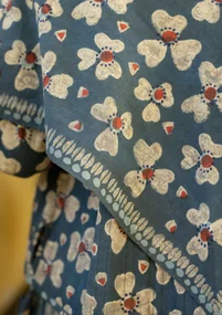 Blomstrete skjerf «Bloom» i økologisk bomull - mørk indigo
