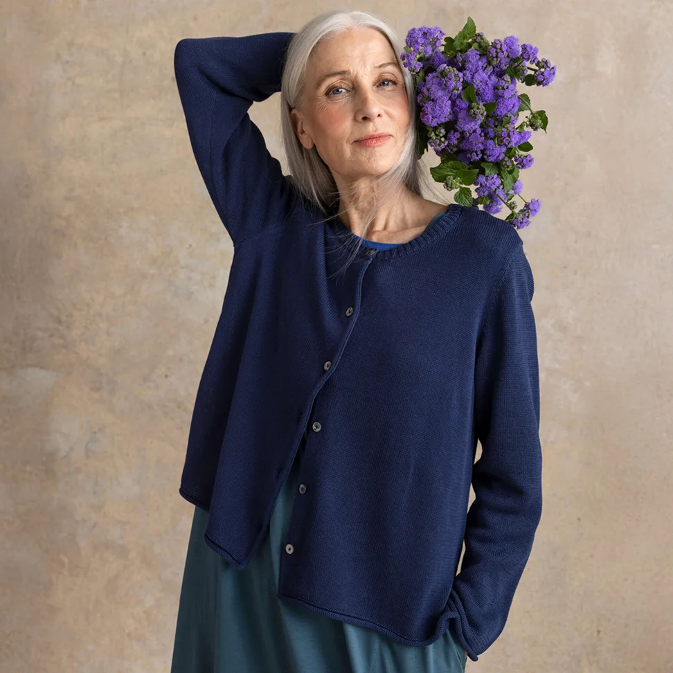 Strikkejakke i resirkulert bomull - mørk indigo