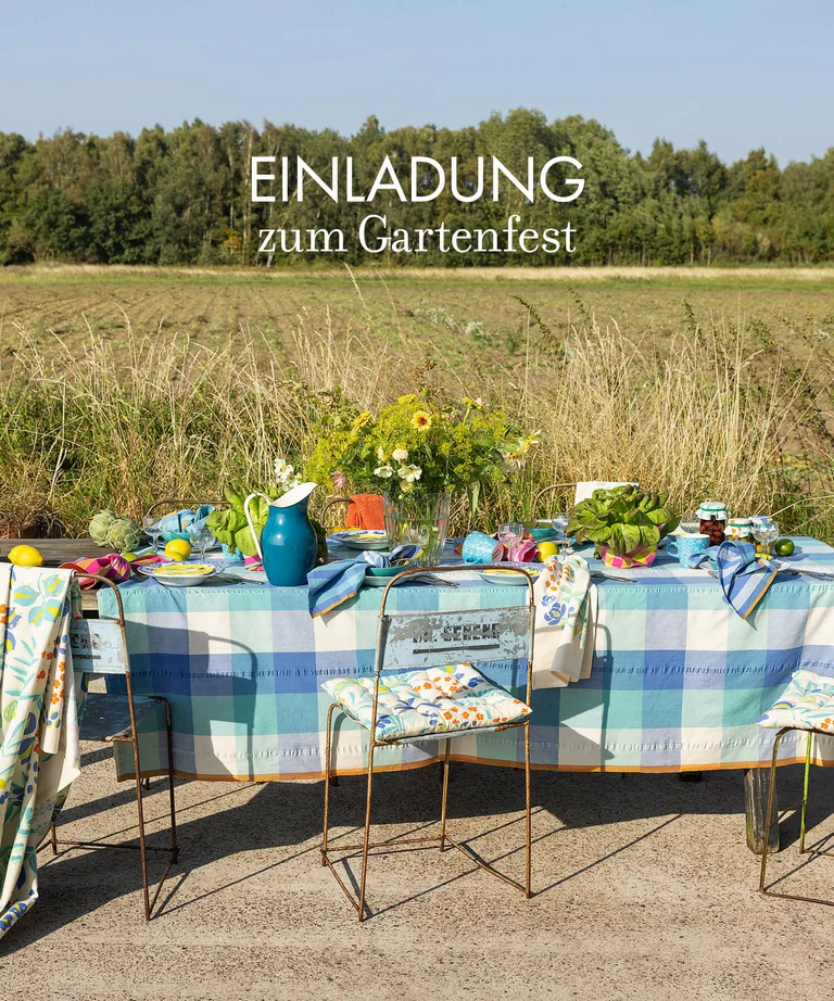 Ein Tisch mit gemusterten Textilien und Geschirr aus Gudrun Sjödéns Zuhause-Kollektion.
