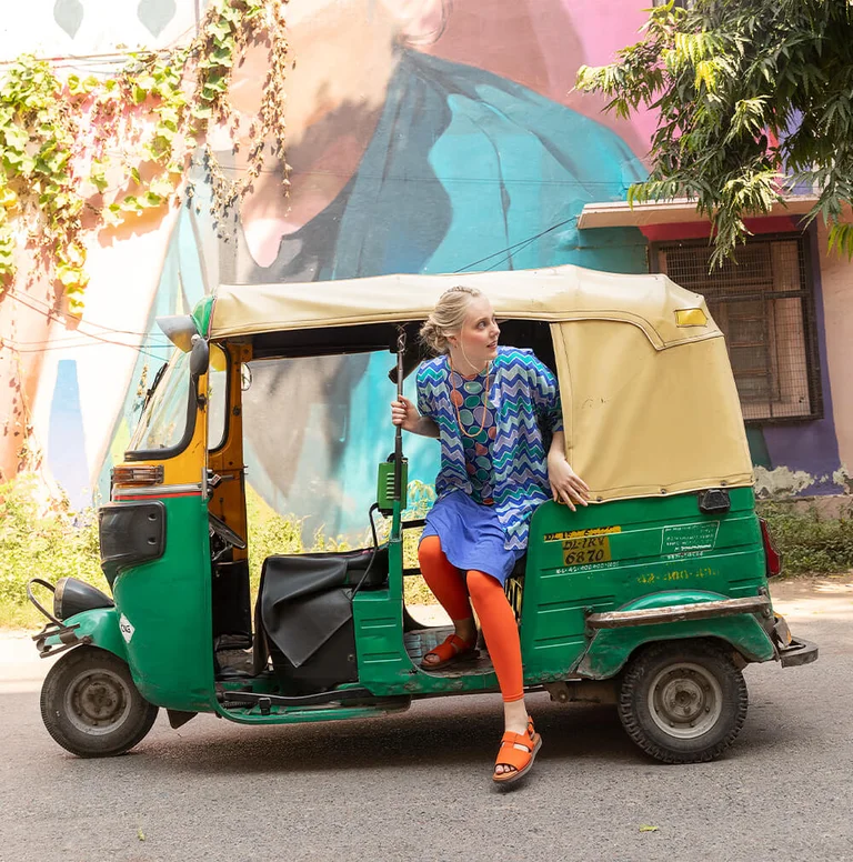 Eine Frau steigt aus einem Tuk-Tuk aus