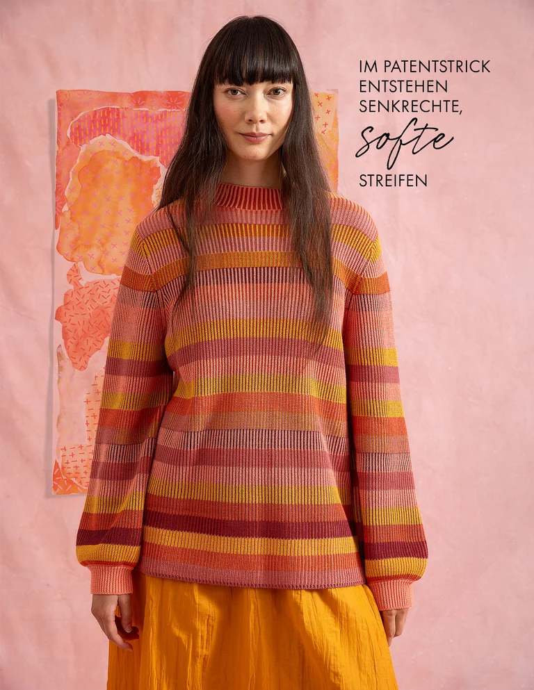 Eine Frau in einem gestreiften Pullover von Gudrun Sjödén.