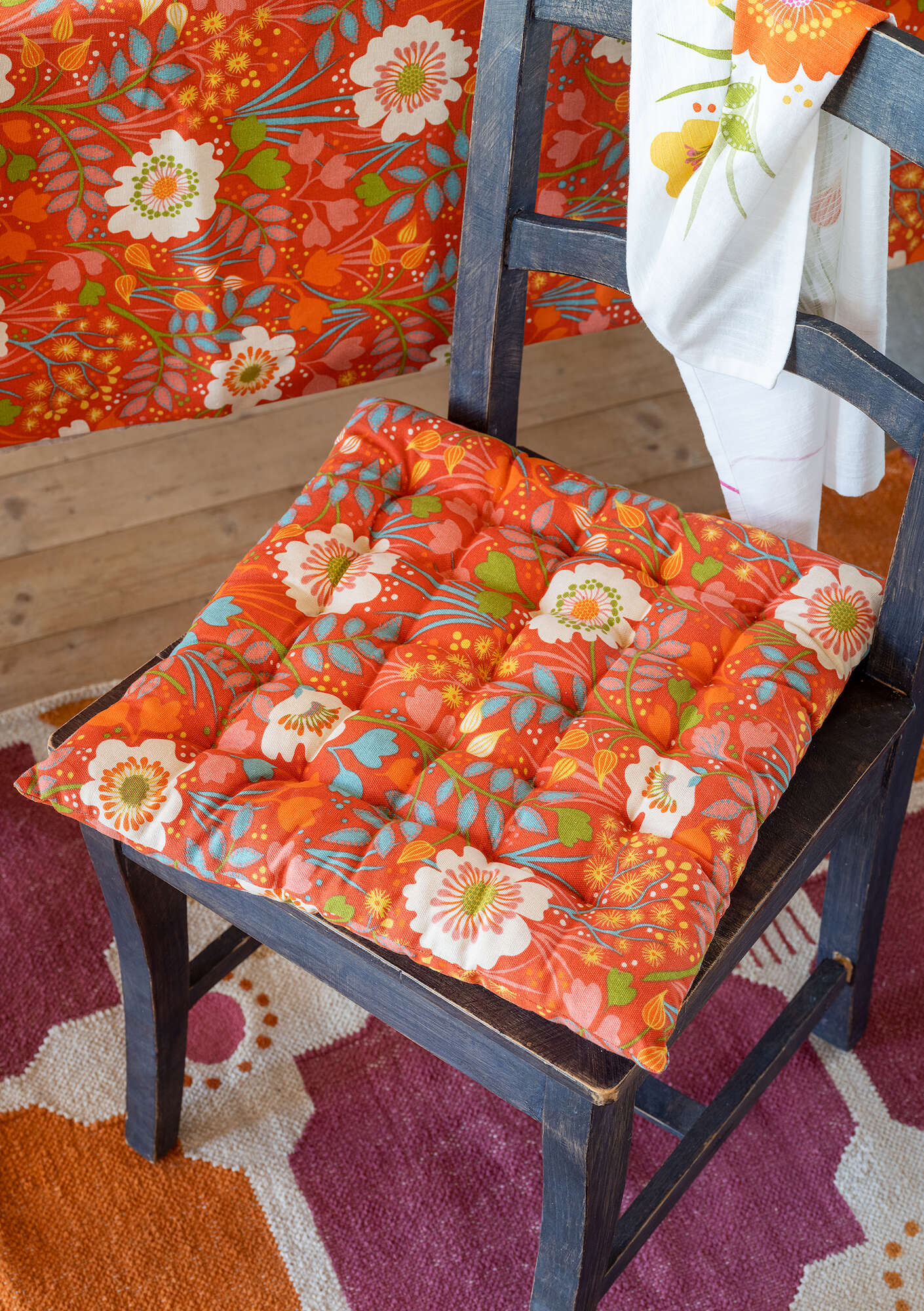 “Primavera” seat cushion in organic cotton chili thumbnail