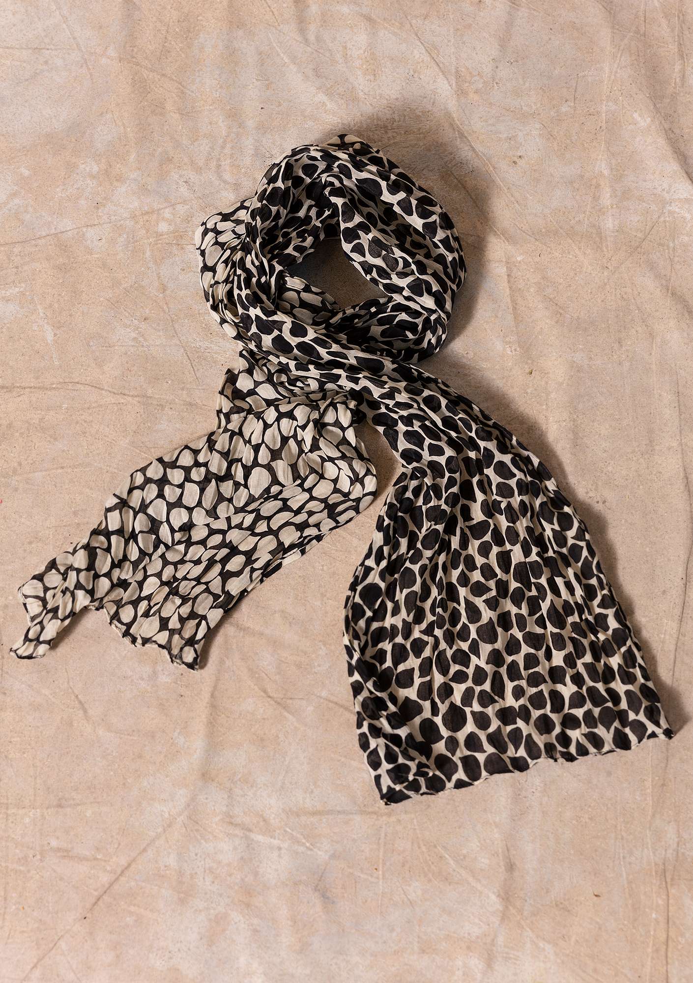 Schal „Serafina“ aus Öko-Baumwolle schwarz-gemustert thumbnail