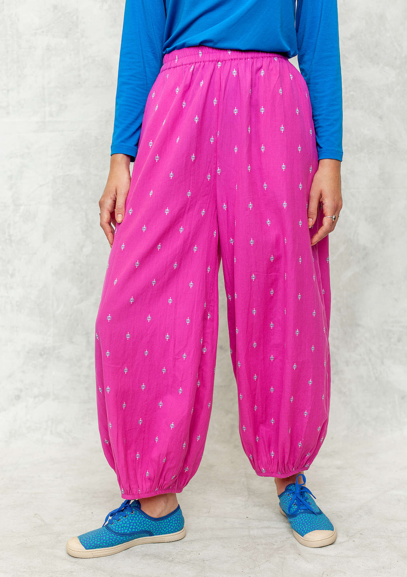 Woven patterned “Signe” pants in organic cotton wild rose