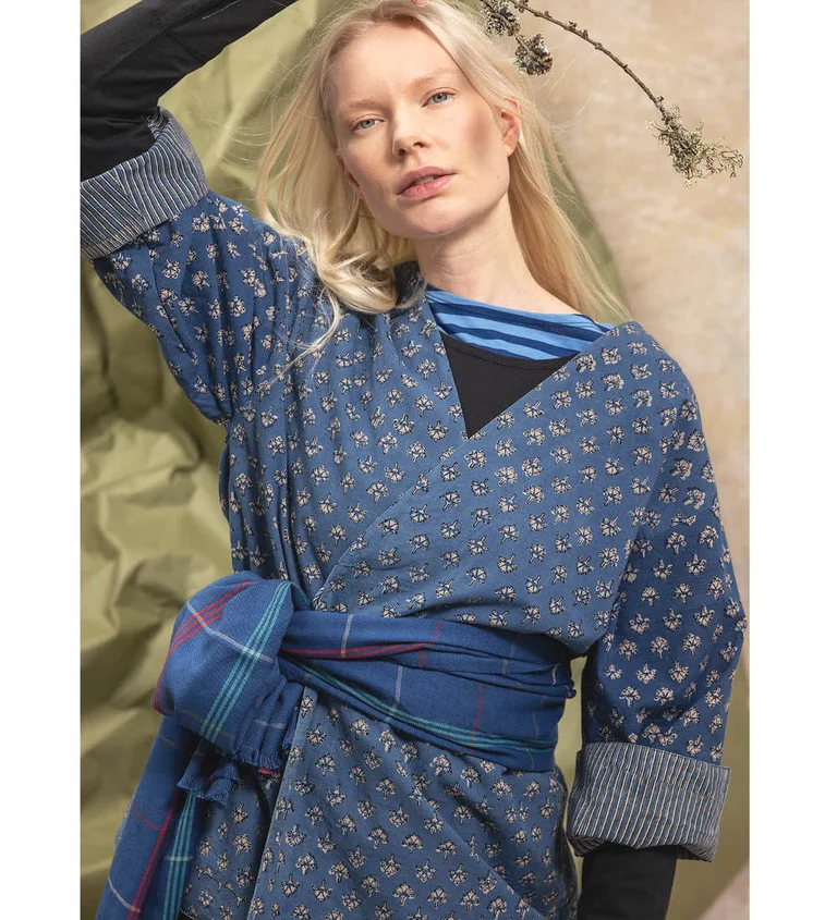 Un zoom sur une femme portant des vêtements en tons bleus provenant de la collection ”Natural dyes” de Gudrun Sjödén.