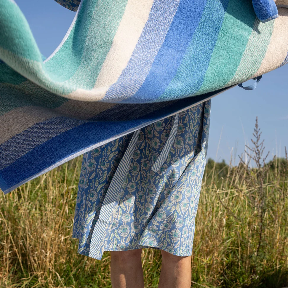 Duschhandtuch „Waves“ aus Bio-Baumwolle - meeresblau