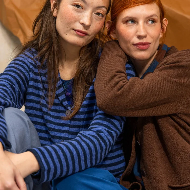 Zwei Frauen eng beieinander, jeweils im Strickblazer von Gudrun Sjödén.