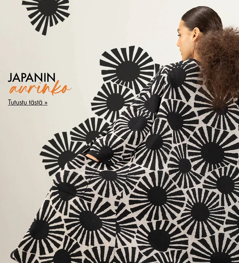 Selkä kameraan päin oleva nainen, joka on pukeutunut Gudrun Sjödénin pitkään kuviolliseen neuletakkiin, jossa on mustia graafisia aurinkoja. Kuviot jatkuvat kuvan reunoille asti, niin että näyttävät ikään kuin virtaavan ulos neuletakista.