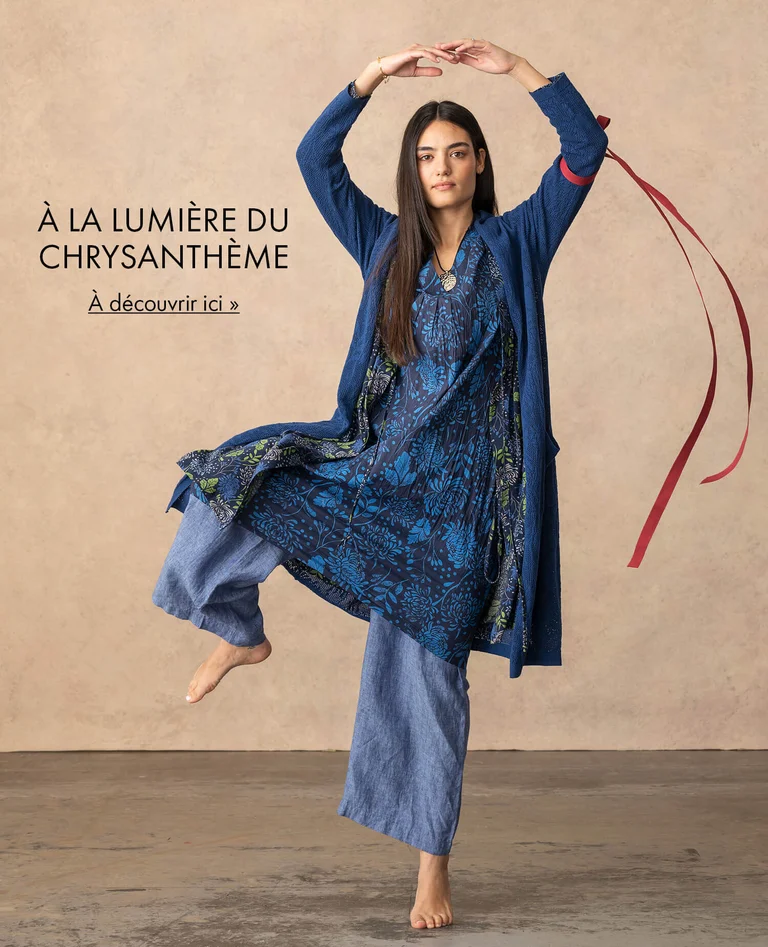 Deux femmes portant des vêtements provenant de la collection additionnelle de mai de Gudrun Sjödén. 