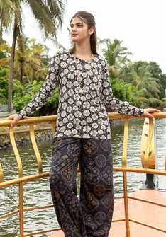 Bluse "Cress" i lyocell/elastan - sort