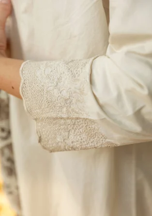 “Amisha” embroidered dress in a woven blend of organic cotton and linen - feather