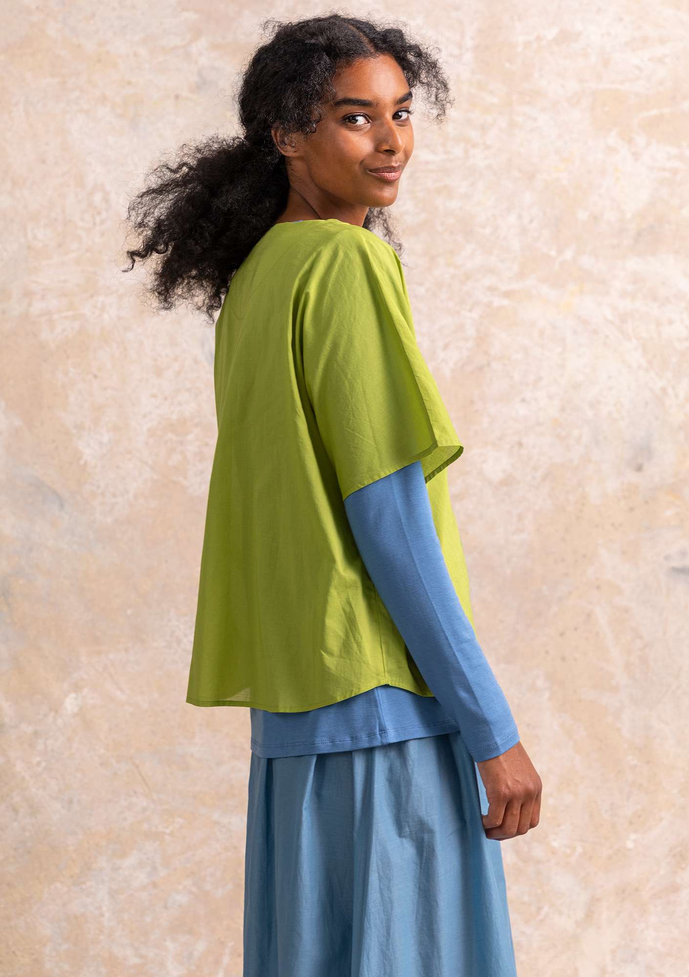 “Zoe” short-sleeve blouse in organic cotton kiwi thumbnail