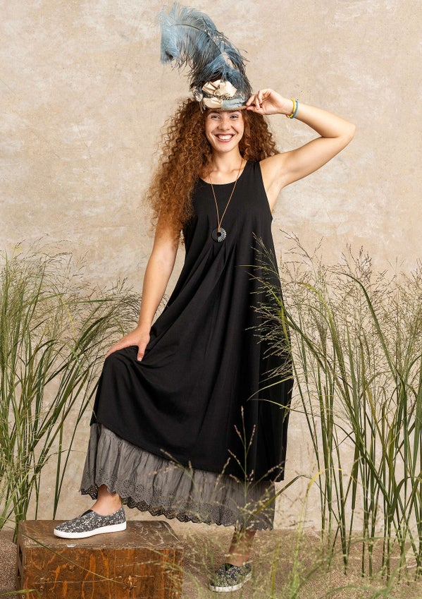 Solid-colored dress black