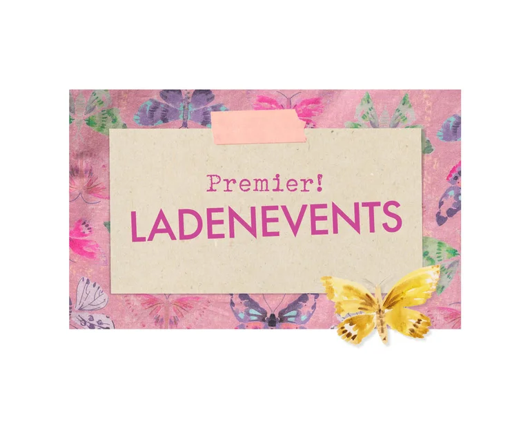 Poster mit dem Text „Premiere! Ladenevents“ auf einem Kartonschild, umgeben von farbstarken Schmetterlingen auf rosa Untergrund.