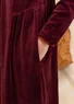 Helkneppet velurkjole i økologisk bomull / resirkulert polyester (aubergine L)