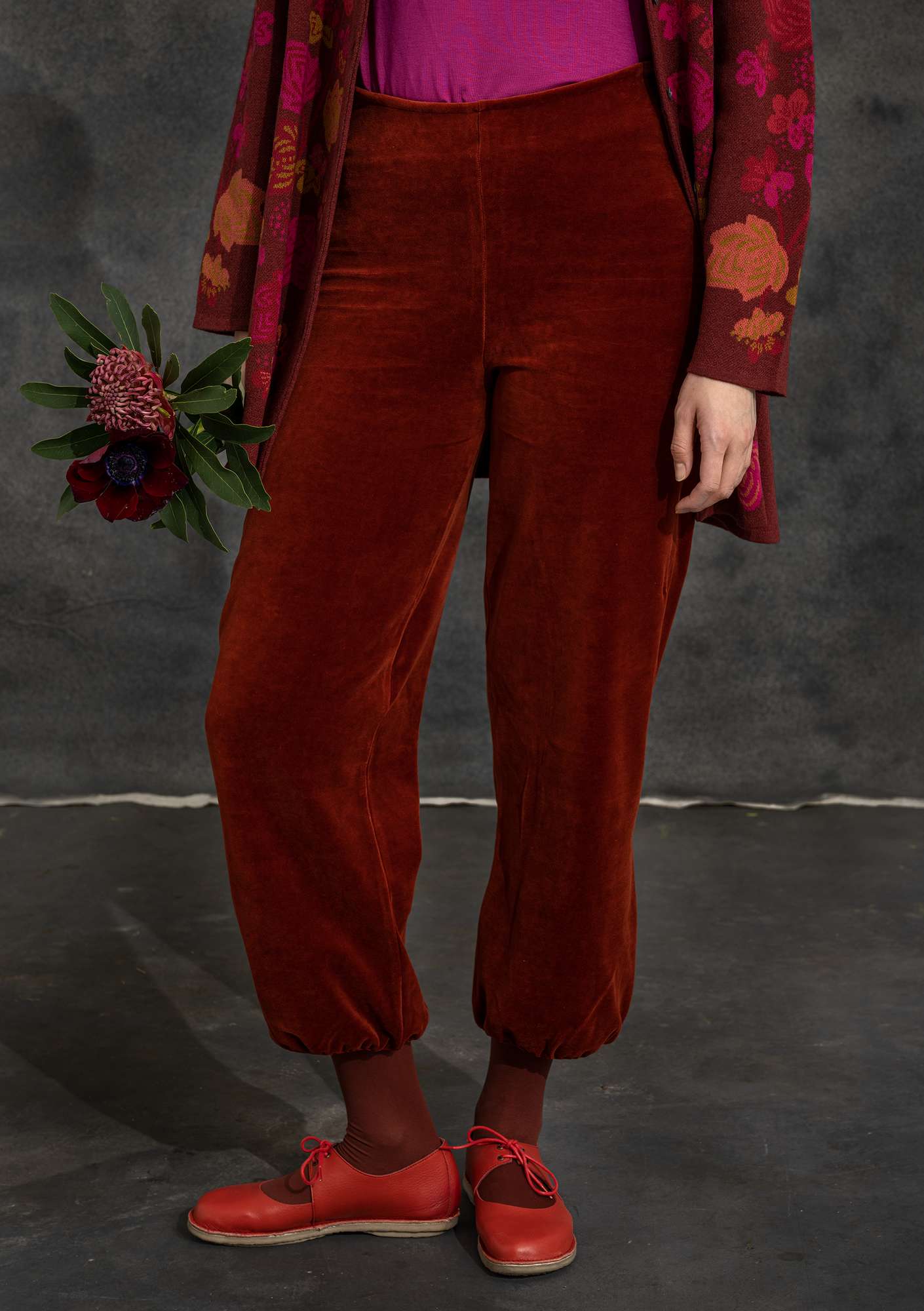 “Fauna” velour pants in organic cotton/recycled polyester rust red thumbnail