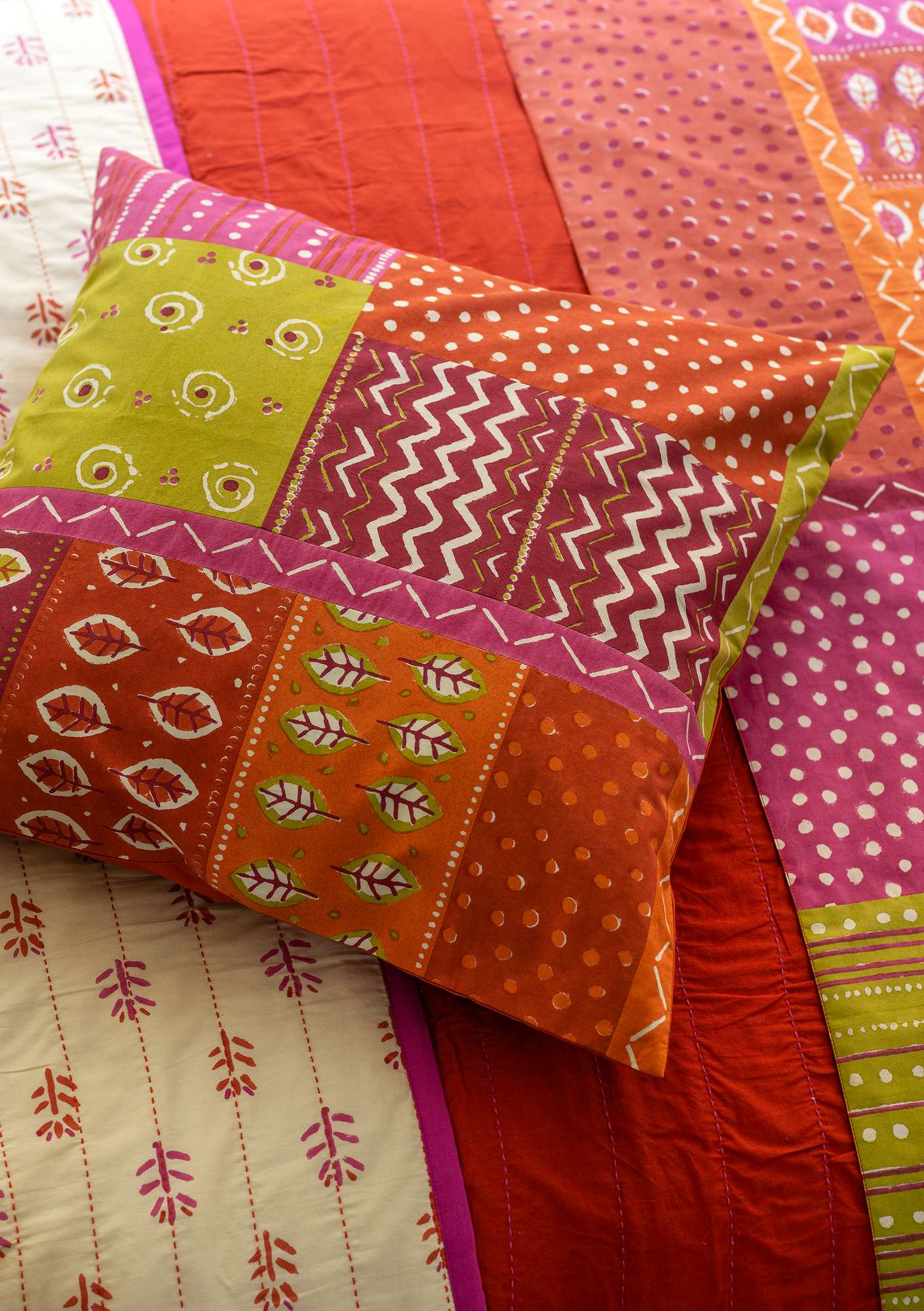 Block-printed “Surya” cushion cover in organic cotton copper