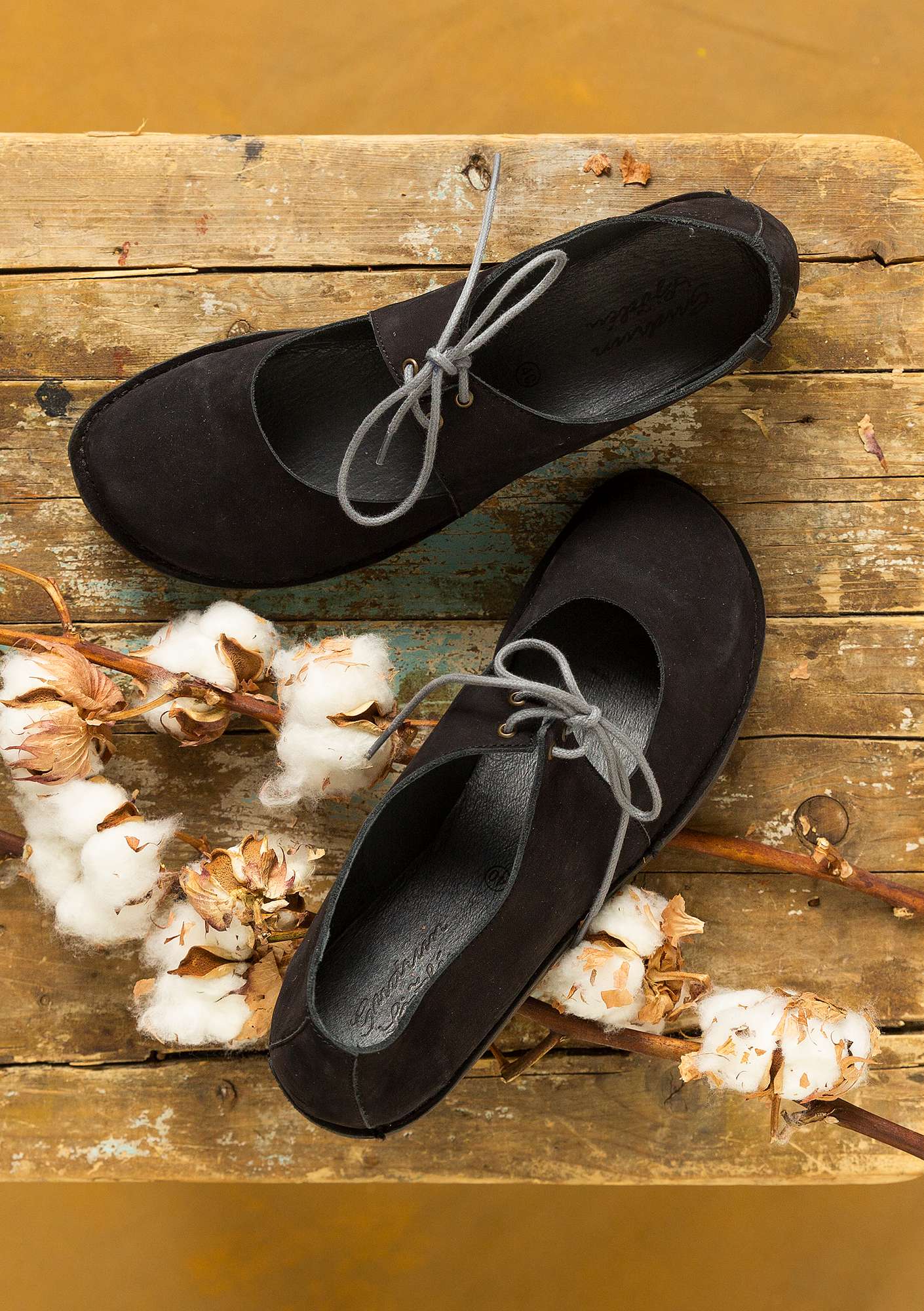 Chaussures à lacets en nubuck noir thumbnail