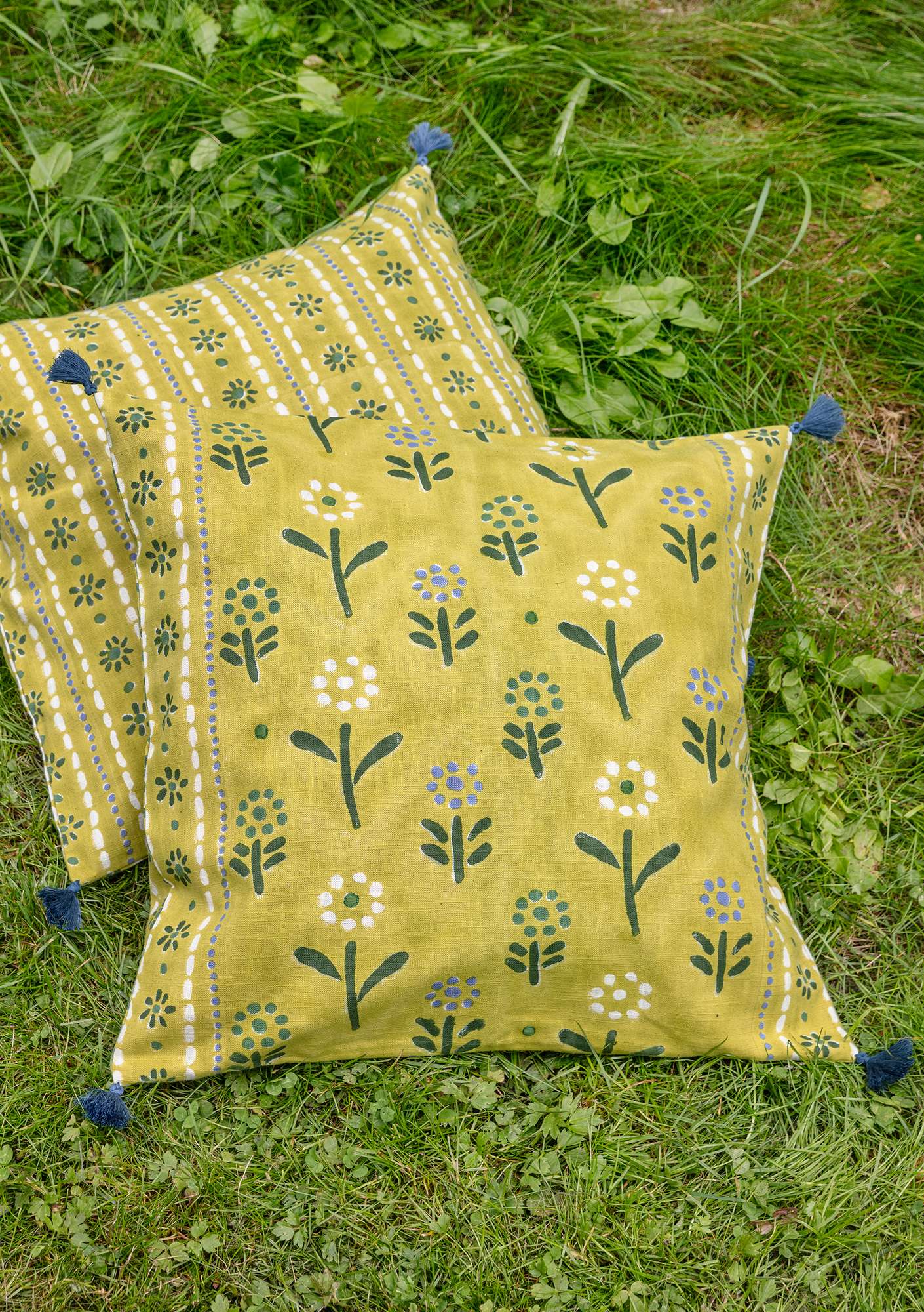 “Chai” cushion cover in organic cotton leaf green thumbnail