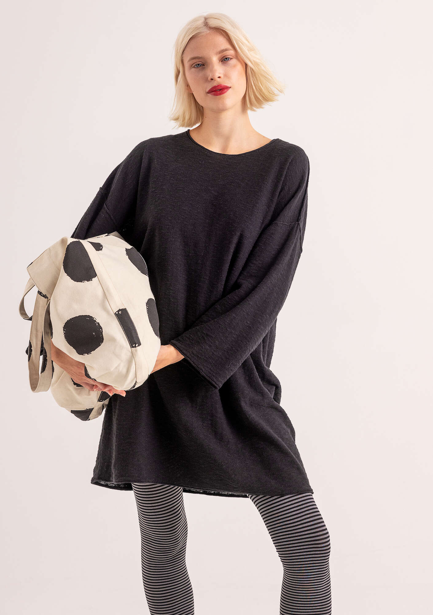 Knitted linen/organic cotton longline sweater black thumbnail