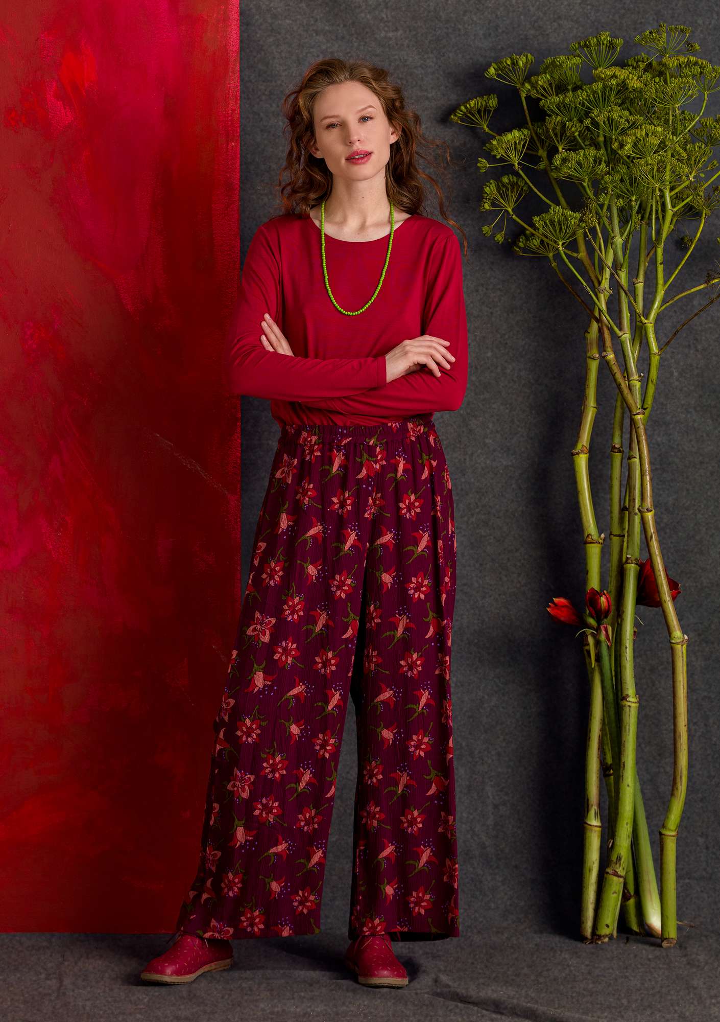 “Amaryllis” woven pants in rayon burgundy