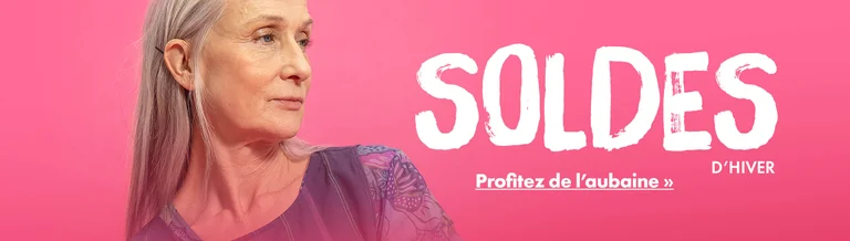 Deux femmes portant des vêtements hauts en couleurs signés Gudrun Sjödén.