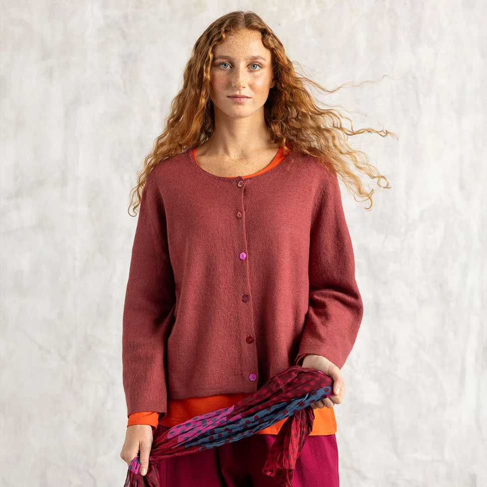 Cardigan in felted organic wool - dusty red/melange