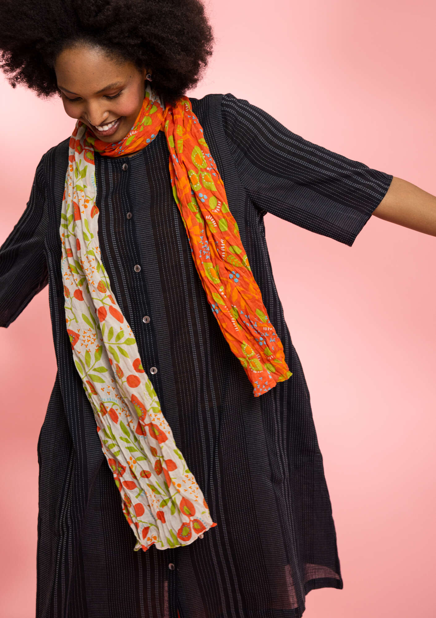 Solid-colored woven dress in organic cotton gudrunsjoden.com