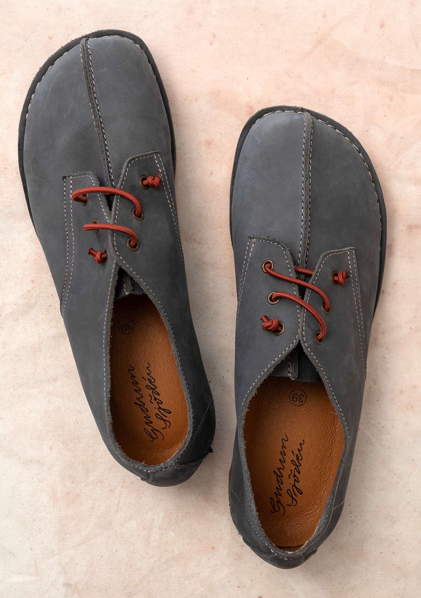 Chaussures de promenade en nubuck gris cendré thumbnail