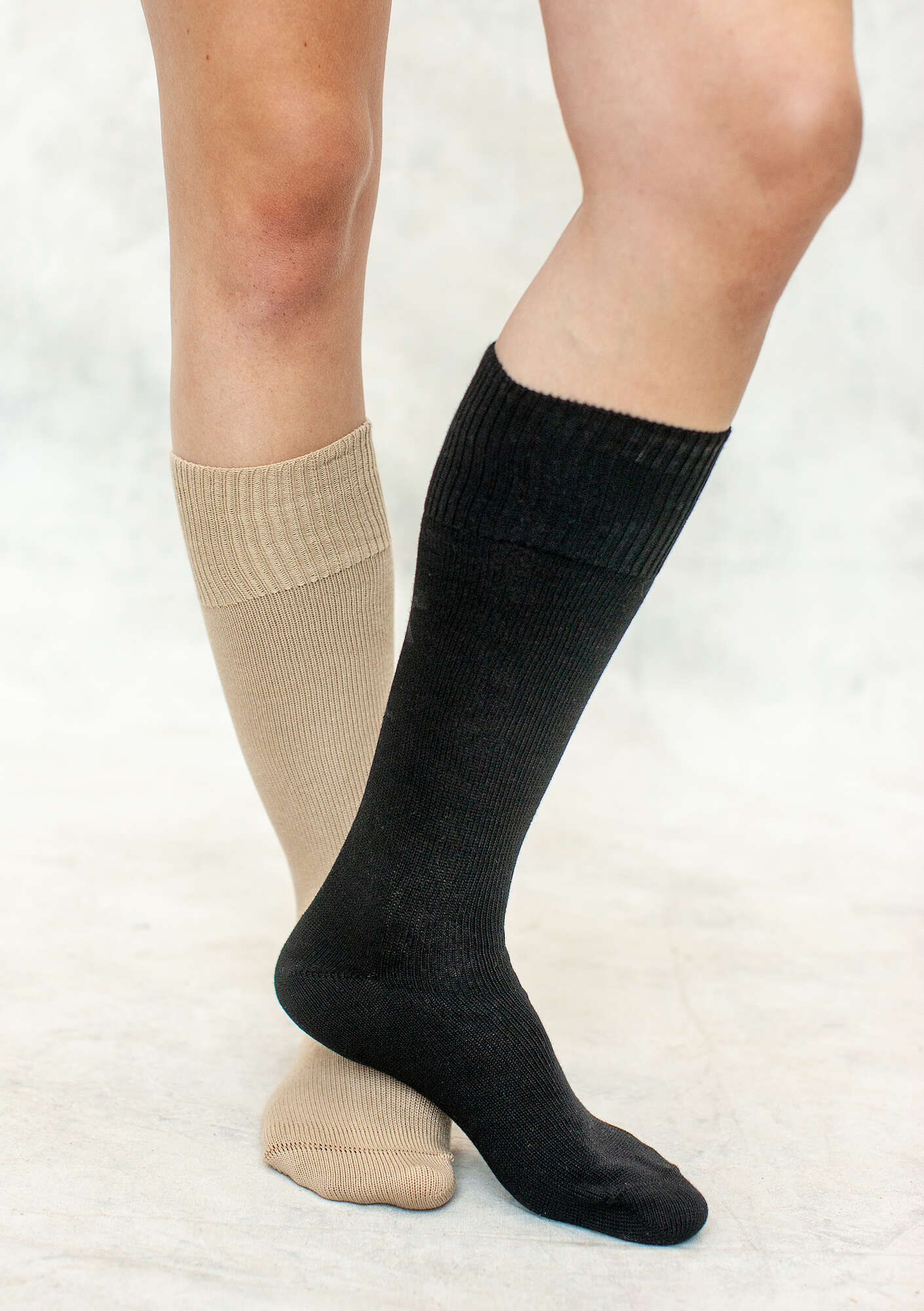 Solid-colored knee-highs in organic cotton black