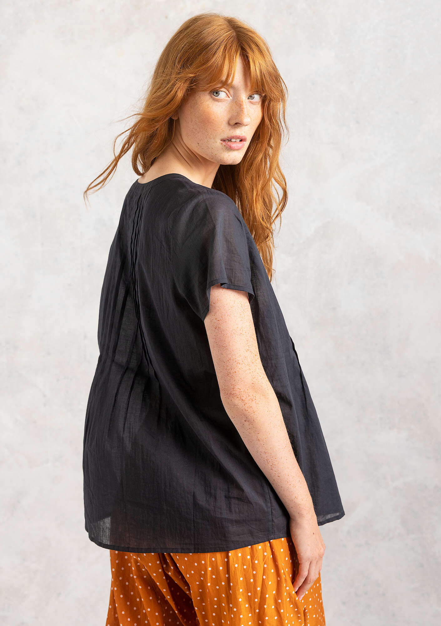 Short-sleeve “Pytte” blouse in organic cotton black thumbnail