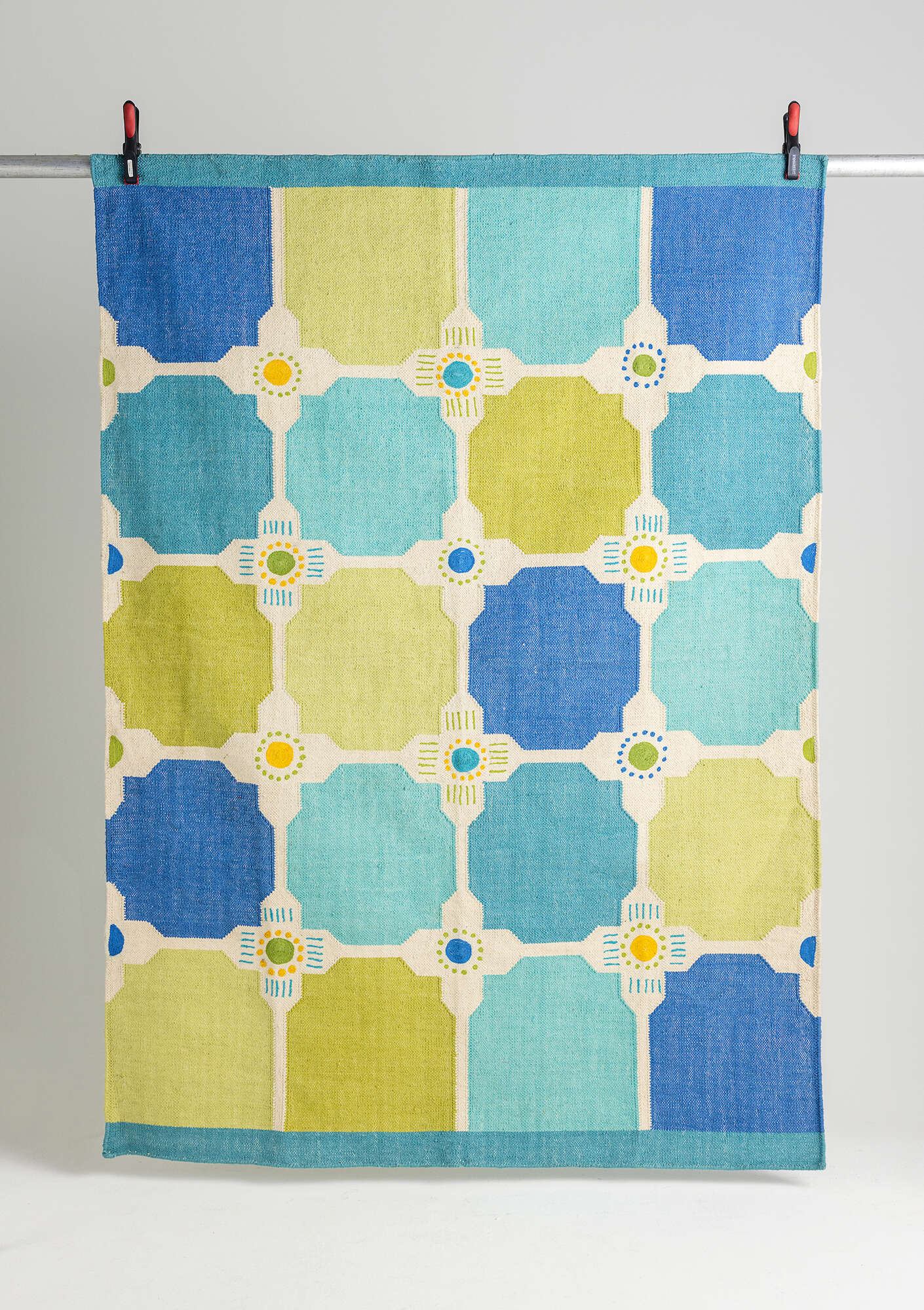 Jacquard-woven “Tiles” rug in organic cotton flax blue
