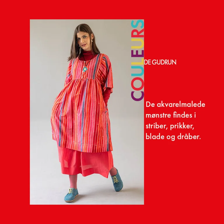 En rød baggrund og på den ligger der et billede af en kvinde klædt i lag på lag af tøj fra Gudrun Sjödéns Pariskollektion.