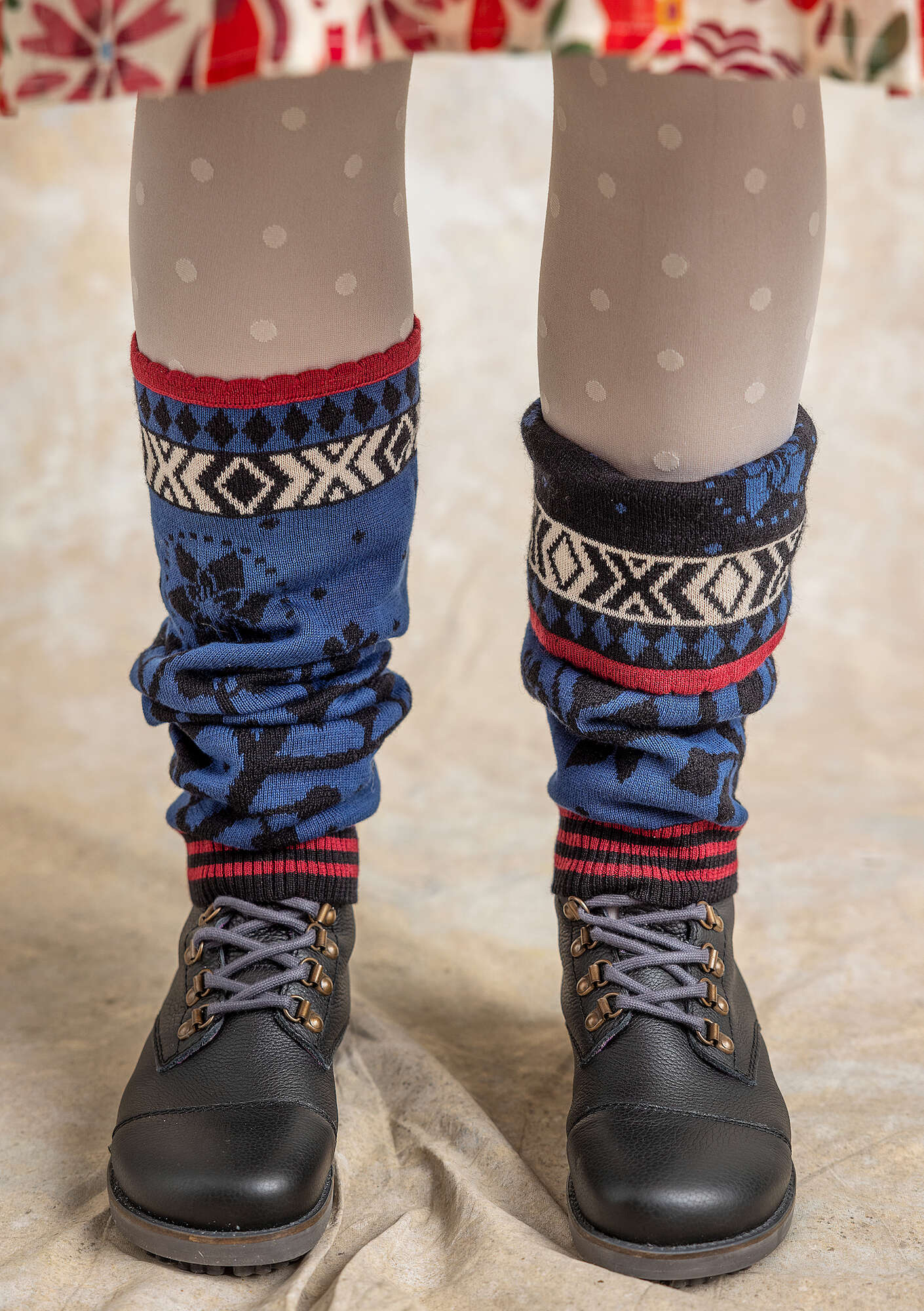 “Rimfrost” leg warmers in wool/organic and recycled cotton black thumbnail