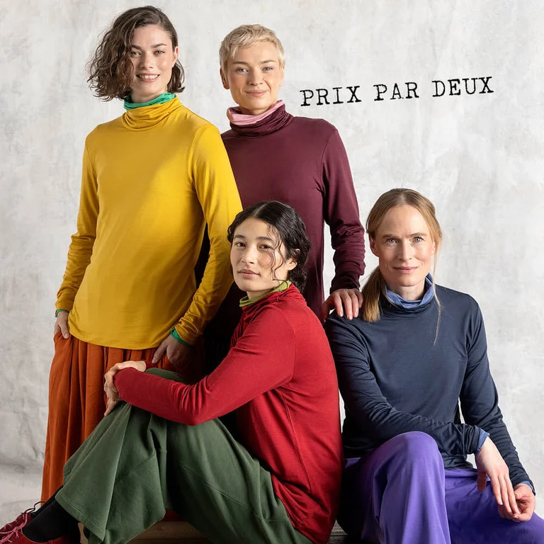 Quatre femmes portant des tops col roulé colorés signés Gudrun Sjödén