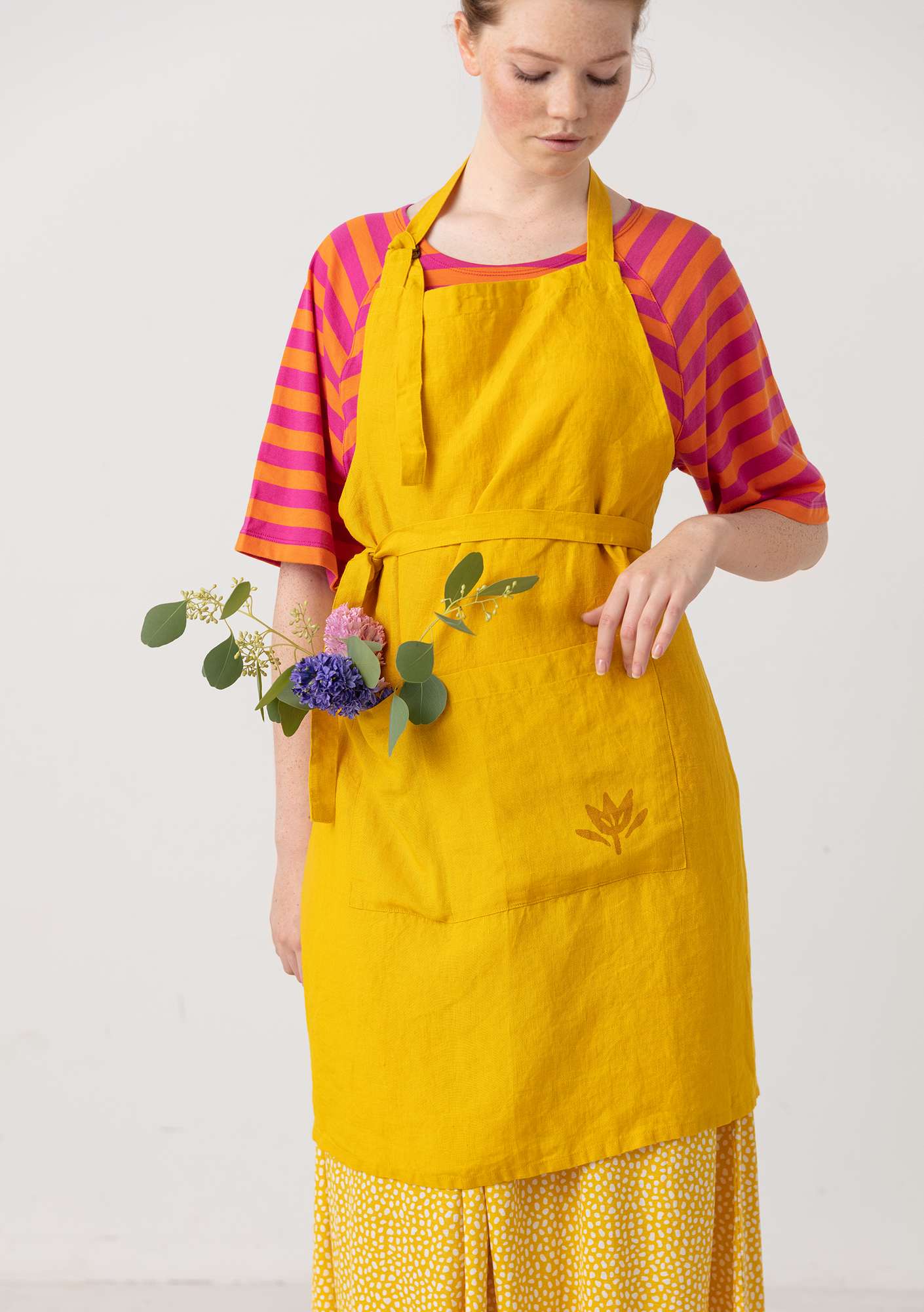Apron in washed linen sunflower thumbnail