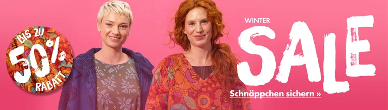 Zwei Frauen in farbstarker Mode von Gudrun Sjödén.