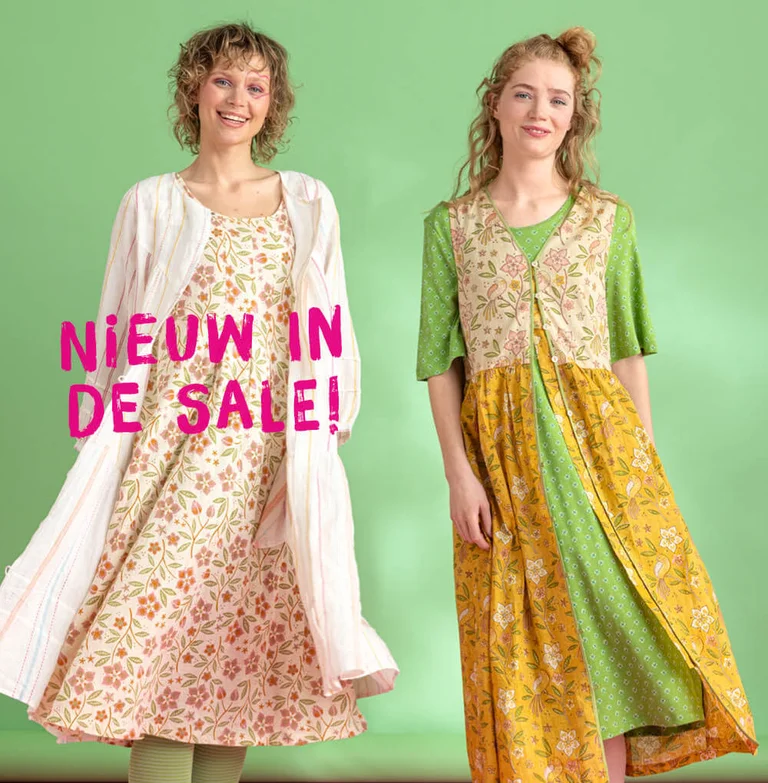 Twee vrouwen gekleed in jurken van Gudrun Sjödén.  