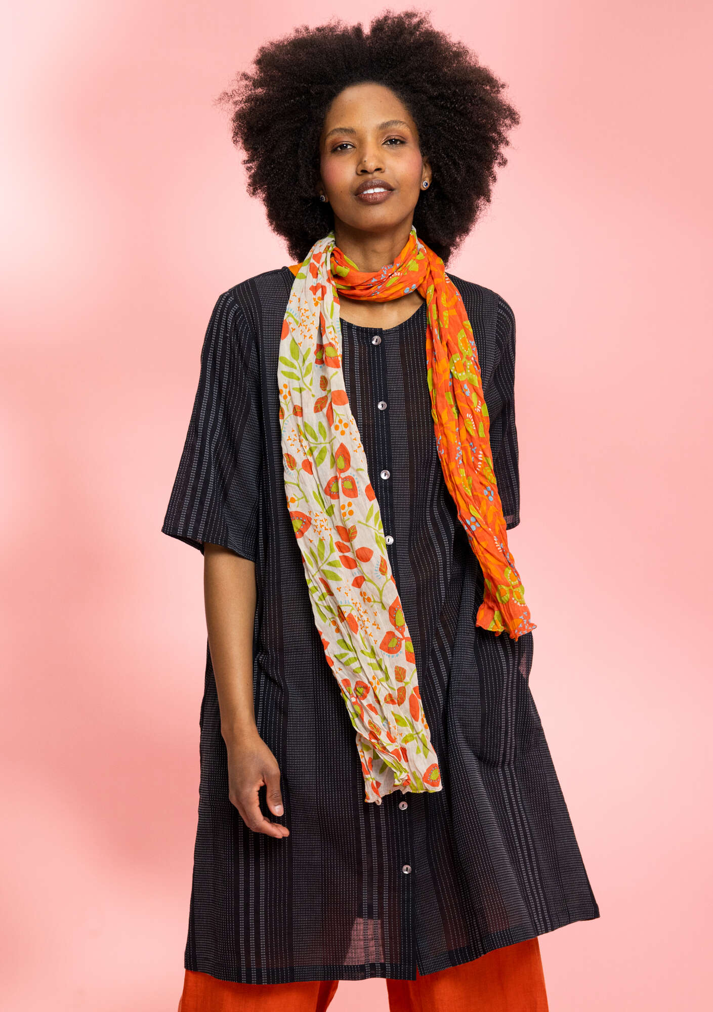Solid-colored woven dress in organic cotton gudrunsjoden.com