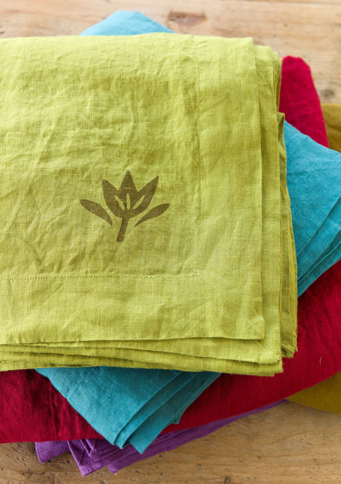 Washed linen tablecloth avocado