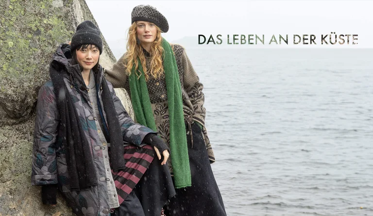 Zwei Frauen im Lagenlook und Accessoires aus Gudrun Sjödéns Winterkollektion 2025. 