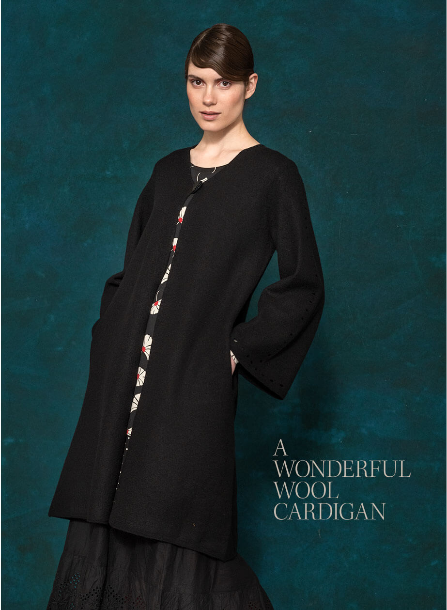 A wonderful wool cardigan  with a pretty V-neck, snug side pockets and trumpet-shaped sleeves.