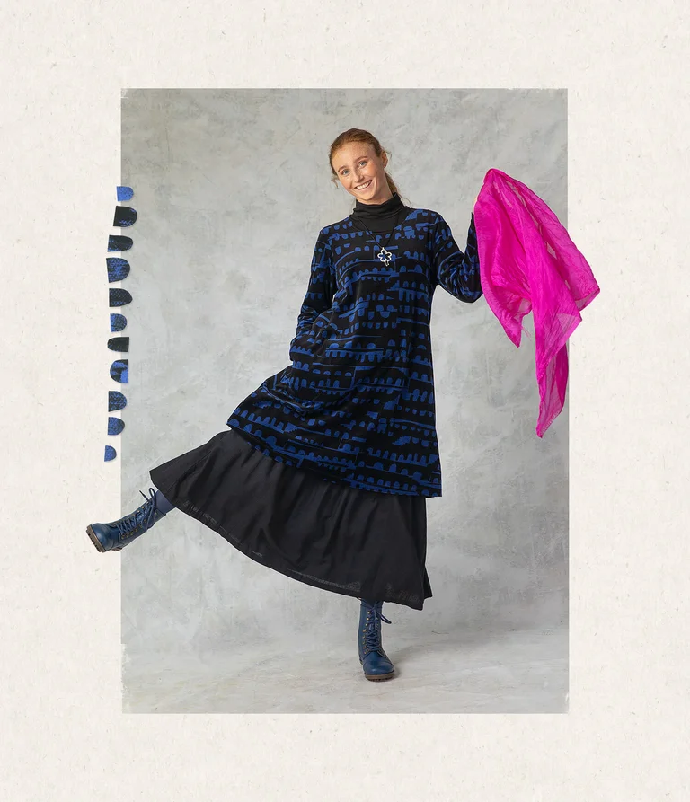 A woman wearing a patterned blue-black dress from Gudrun Sjödén.