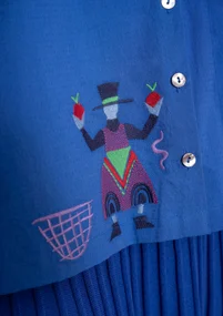Bestickte Bluse „Skåne“ aus Bio-Baumwolle - brillantblau