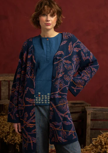 Geblümte Langstrickjacke „Lusern“ aus Bio-Baumwolle, mit Handstickerei - indigo