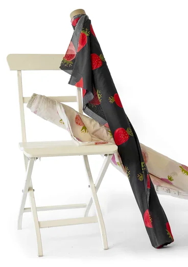 Pièce de tissu Strawberry, 5 mètres - svart