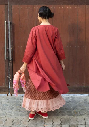 “Amisha” embroidered dress in a woven blend of organic cotton and linen - gneiss