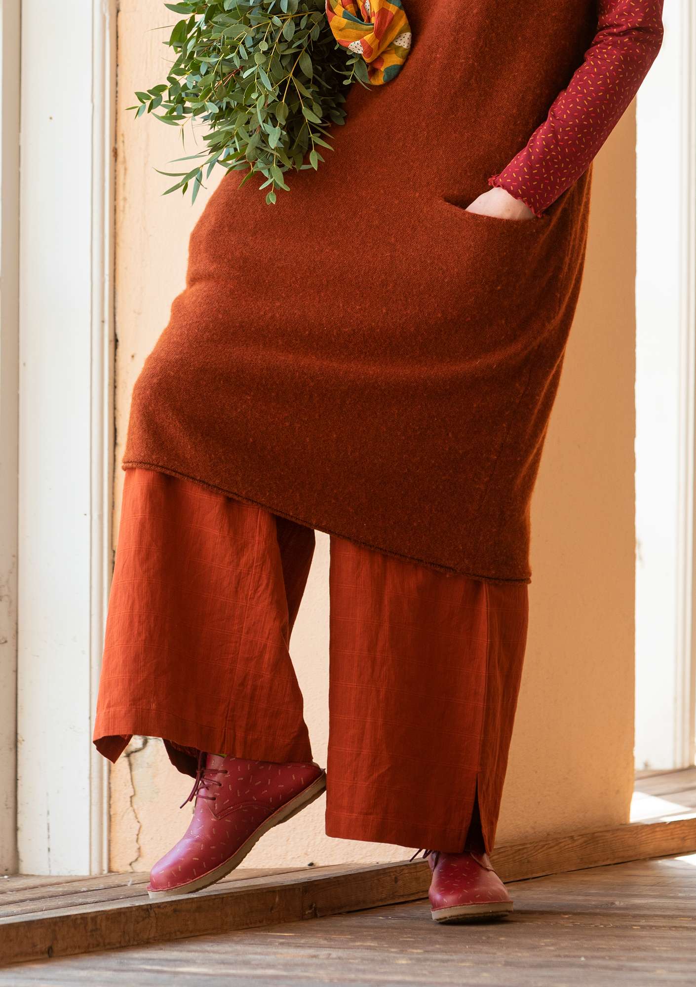 Trousers in a woven organic cotton/linen blend rust thumbnail